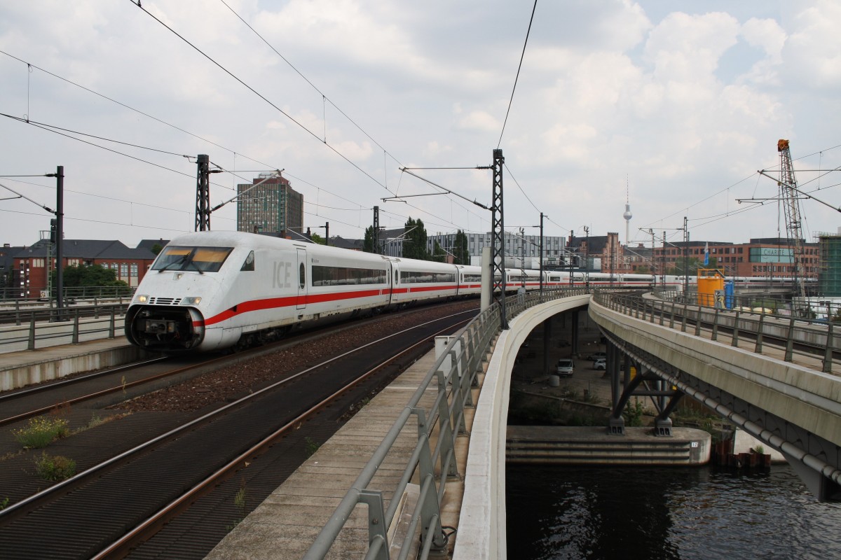 Hier 808 040-0  Bochum  als ICE846 von Berlin Ostbahnhof nach Kln Hbf. mit 402 016-0  Dessau  als ICE 856 von Berlin Ostbahnhof nach Kln Hbf., bei der Einfahrt am 26.7.2013 in Berlin Hbf.