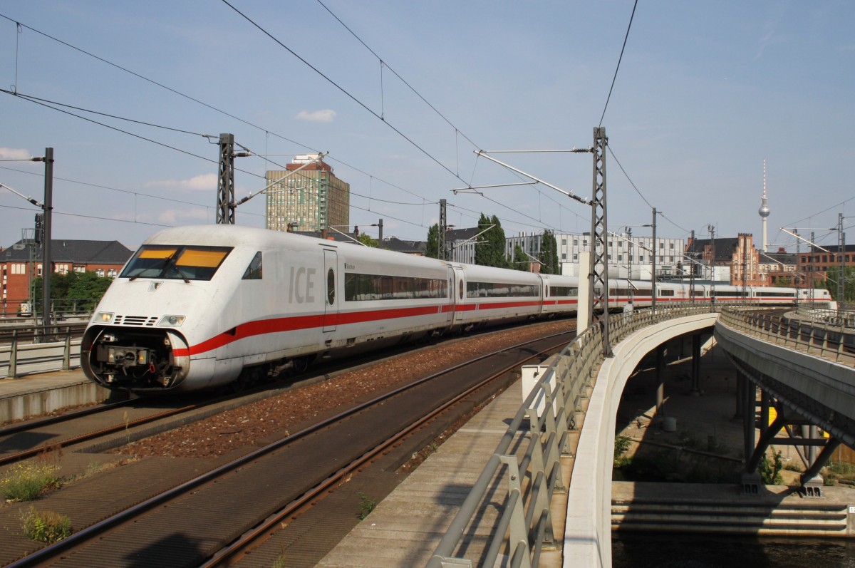 Hier 808 040-0  Bochum  als ICE844 von Berlin Ostbahnhof nach Kln Hbf., bei der Einfahrt am 27.7.2013 in Berlin Hbf. 