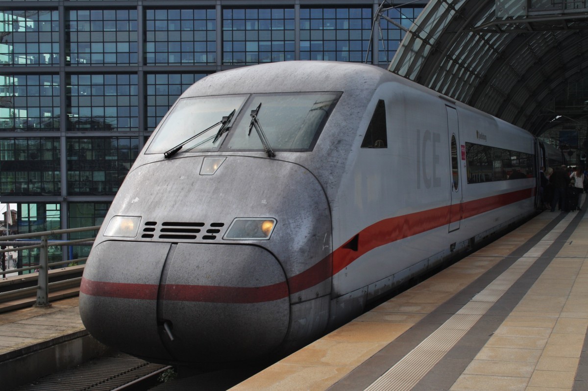 Hier 808 042-6  Quedlinburg  als ICE855 von Köln Hbf. nach Berlin Ostbahnhof mit 808 005-3  Zwickau  als ICE1045 von Köln Hbf. nach Berlin Ostbahnhof, diese ICE-Doppeltraktion stand am 6.9.2014 in Berlin Hbf.