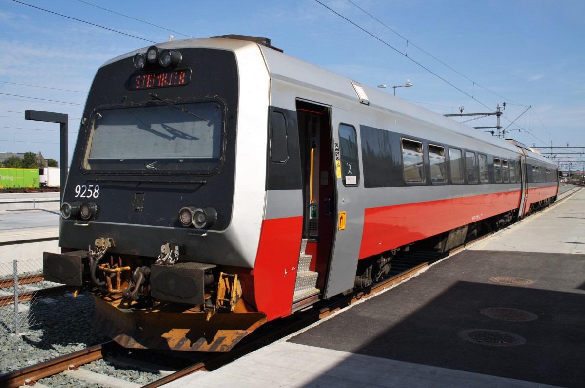 Hier 9258 als R439 von Lerkendal nach Steinkjer, dieser Triebzug stand am 29.7.2014 in Trondheim S. 