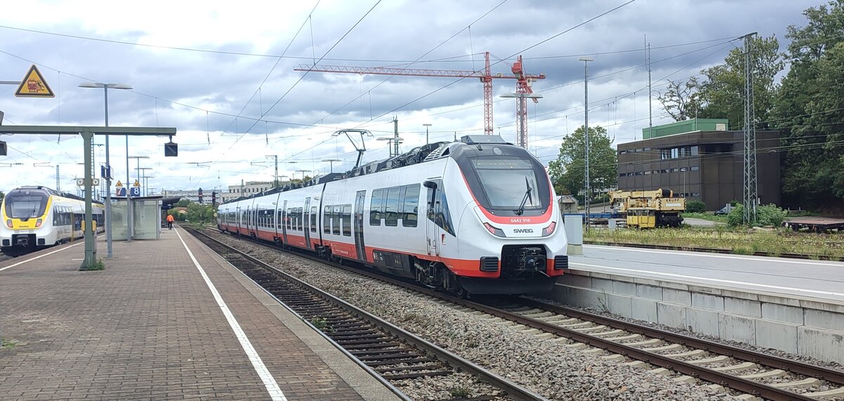 Hier auf dem Bild zu sehen ist die BR 6442 der BTH (Leihfahrzeug an die SWEG Bahn Stuttgart) als Leerfahrt nach Heilbronn im Bahnhof Bietigheim-Bissingen auf Gleis 9.

Aufgenommen am 03.08.2023 um 11:27 Uhr.