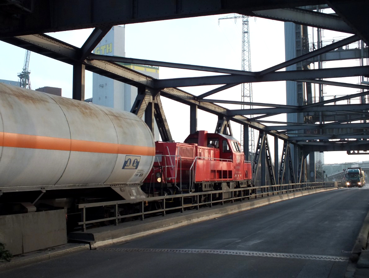 Hier befährt die 261 017-8 am 11.12.13 zwei Druckgaskesselwagen ziehend die alt-ehrwürdige Rethehubbrücke im Hamburger Hafen. Sehr oft wird dies nicht mehr passieren, wenn (laut Planung) 2015 die Hubbrücke von der neuen Klappbrücke daneben abgelöst wird.