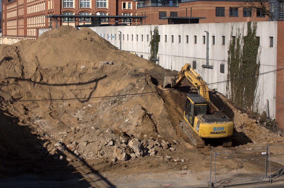 Hier befand sich die Brücke ,die Treppe und der Bahnsteig des Haltepunktes Dresden Pieschen.... Platz für den Neubau wird geschaffen. 24.02.2014 12:36 Uhr.