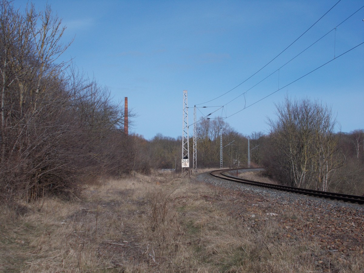 Hier befand sich in Sagard die Wagenübergabestelle zum Kreidewerk Quatzendorf.Rechts die Strecke nach Sassnitz.Aufgenommen am 22.März 2015.