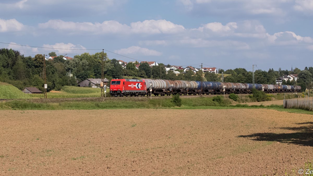 Hier befördert HKG 2065 aka 185 630-1 ihren Kesselwagenzug in Richtung Stuttgart. August 2016 bei Ebersbach/Fils