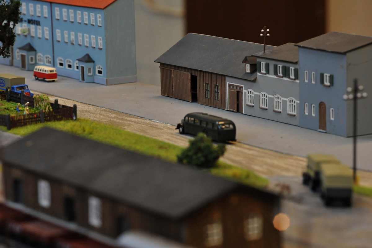 Hier begann alles für einen der heute größten Straßenwalzenproduzenten der Welt: Die Firma Hamm, gegründet von den Brüdern Franz und Anton Hamm im Jahr 1878 hat in der Falkenbergerstraße neben dem Bahnhofsgelände seinen Ursprung. Ab 1911 wurden motorgetriebene Straßenwalzen   konstruiert, die Maschinenfabrik entwickelte sich zu   einem weltweit exportierenden Unternehmen. 

Die Firma – inzwischen Teil der internationalen   WIRTGEN-GROUP – nahm 2002 in Tirschenreuths   neuem Industriegebiet mit Gleisanschluss (seit 1983) das   modernste Walzenwerk Europas in Betrieb. Sie blieb Bahnkunde fast bis zur Streckenstilllegung mit  etwa 25 Wagons jährlich, früher einmal waren es bis zu 150. (Bahnhofsmodell Tirschenreuth), 03.04.2015