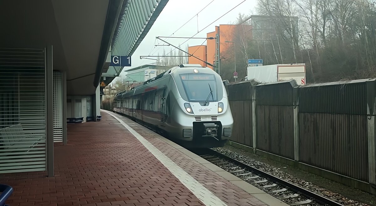 Hier bei der Ausfahrt aus Kassel-Wilhelmshöhe zu sehen eine BR 9442 der Abellio Rail Mitteldeutschland als RE9 (74711) nach Halle (Saale) Hbf.

Aufgenommen am 04.01.2024 um 12:06 Uhr.