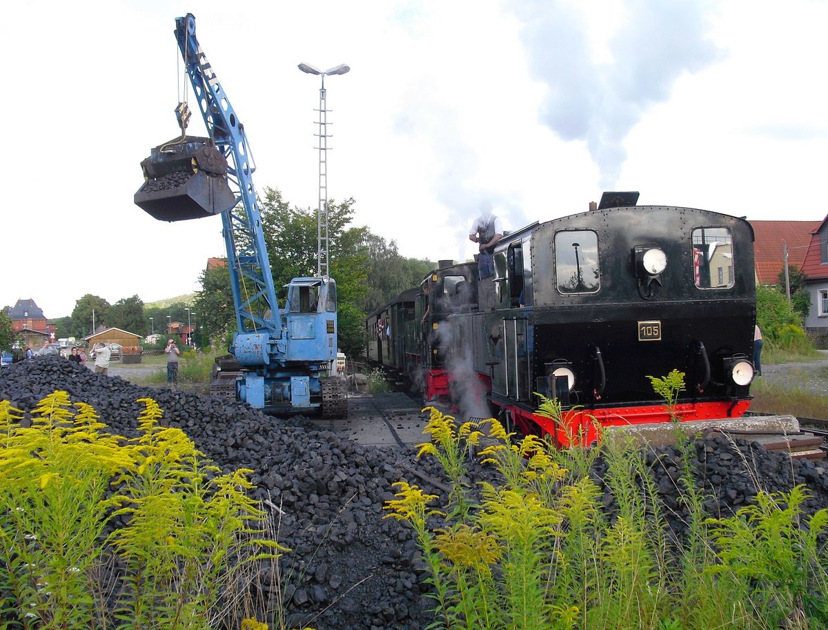 Hier die Bekohlungsszene von der anderen Seite, so kommt man unverhofft zu solchen Motiven! Es sei verraten, das wir zur Kreuzung mit dem Planzug aus Quedlinburg ordentlich am Bahnsteig standen,als hätten wir da schon eine halbe Stunde gewartet.Ebenso erreichten die Gäste ihren HEX-Anschluss in Quedlinburg wie vorgesehen ! 11.08.2012