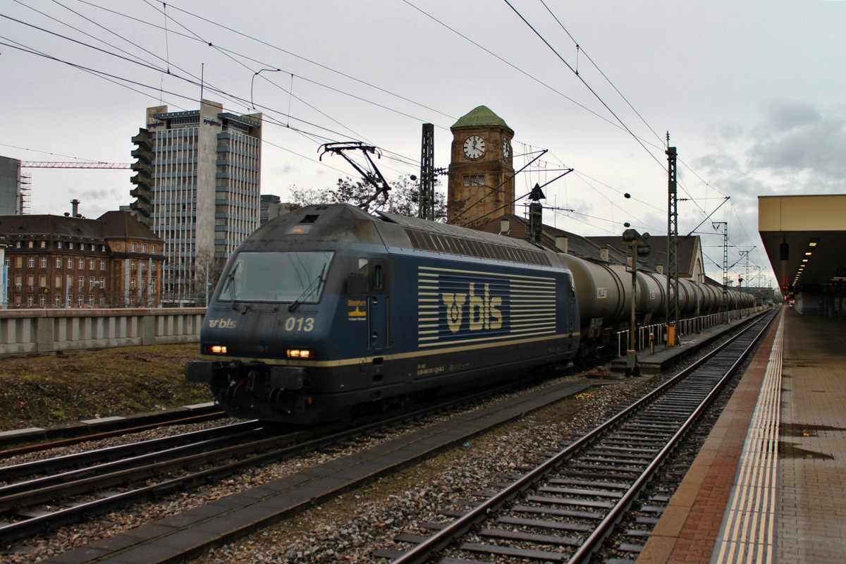 Hier die BLS Cargo Re 465 013-1  Stockhorn  am 07.02.2014, als sie einen Kesselwagenzug bespannte und mit diesem über Gleis 1 durch den Bahnhof von Basel Bad Bf gen Muttenz fuhr.