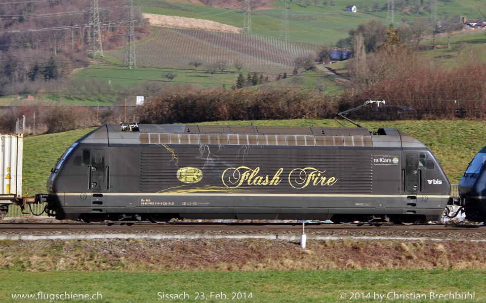 Hier die BLS Re 465 018-0 in Flash Fire Bemalung am 23.02.2014 von Ittingen Richtung Sissach unterwegs.