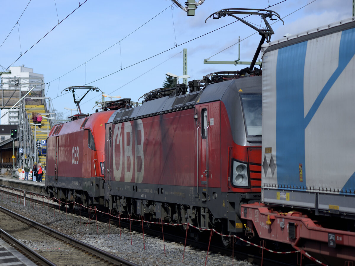Hier ist die BR 1116 043 der ÖBB zusammen mit einer Vectron der ÖBB in Bonn
Beuel auf Gleis 2, mit einem Güterzug in Richtung Köln am 02. März zu sehen.
