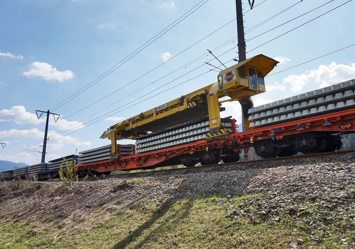 Hier bringt soeben der Schwellentransportwagen des RU 800 S eine Ladung von alten Holzschwellen zu den Schwellenwagen. Aufgenommen am 12.4.2016 bei Berg im Drautal.