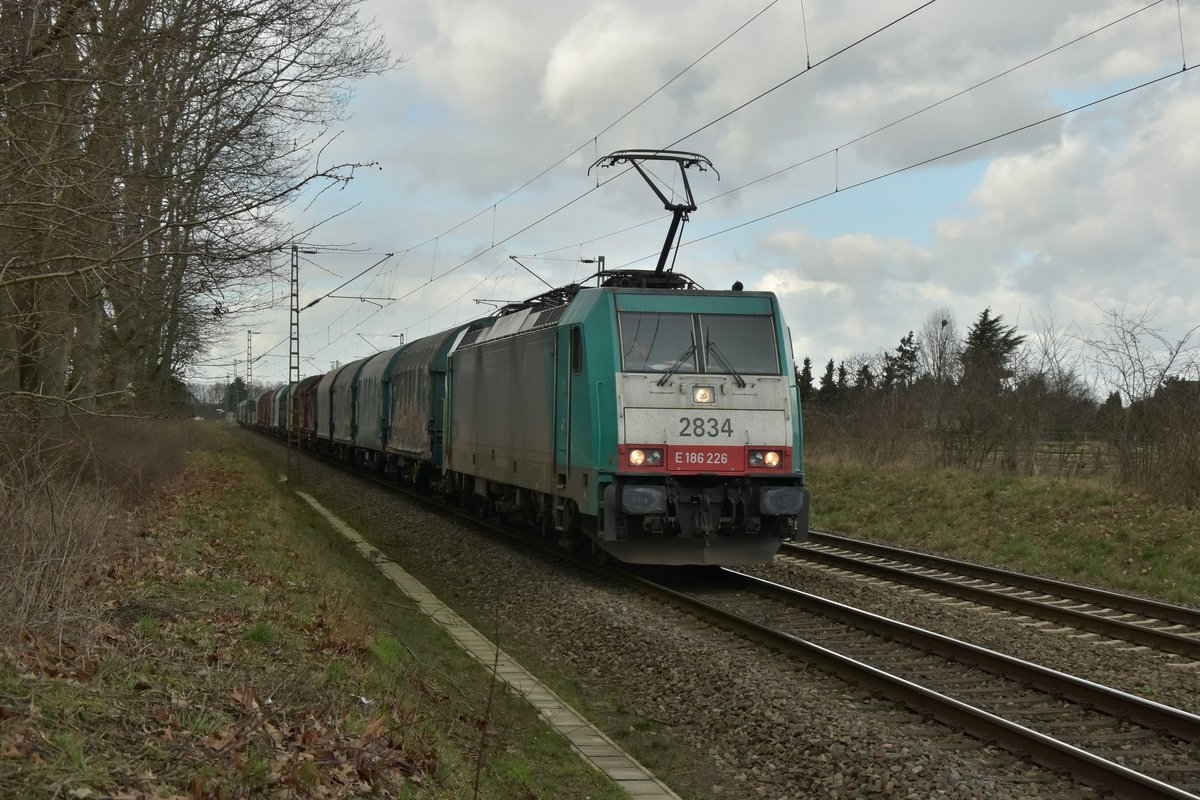 Hier ist die COBRA 2834/E186 226 mit einem Coiltragwagenzug im Nacken bei Kaarst Broicherseite zu sehen am Freitag den 24.2.2017