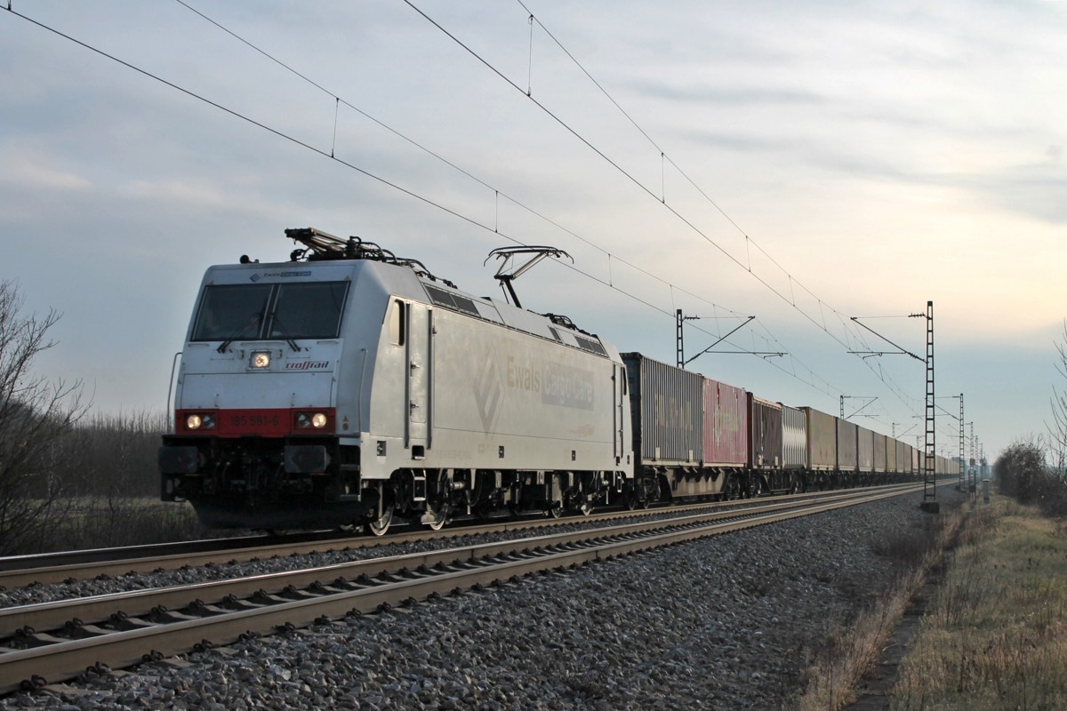 Hier ist Crossrail/EwalsCargoCare 185 581-6  Celine Alia  am 18.01.2014 südlich von Buggingen auf der KBS 703 mit einem Conatinerzug in Nördliche Richtung unterwegs.
