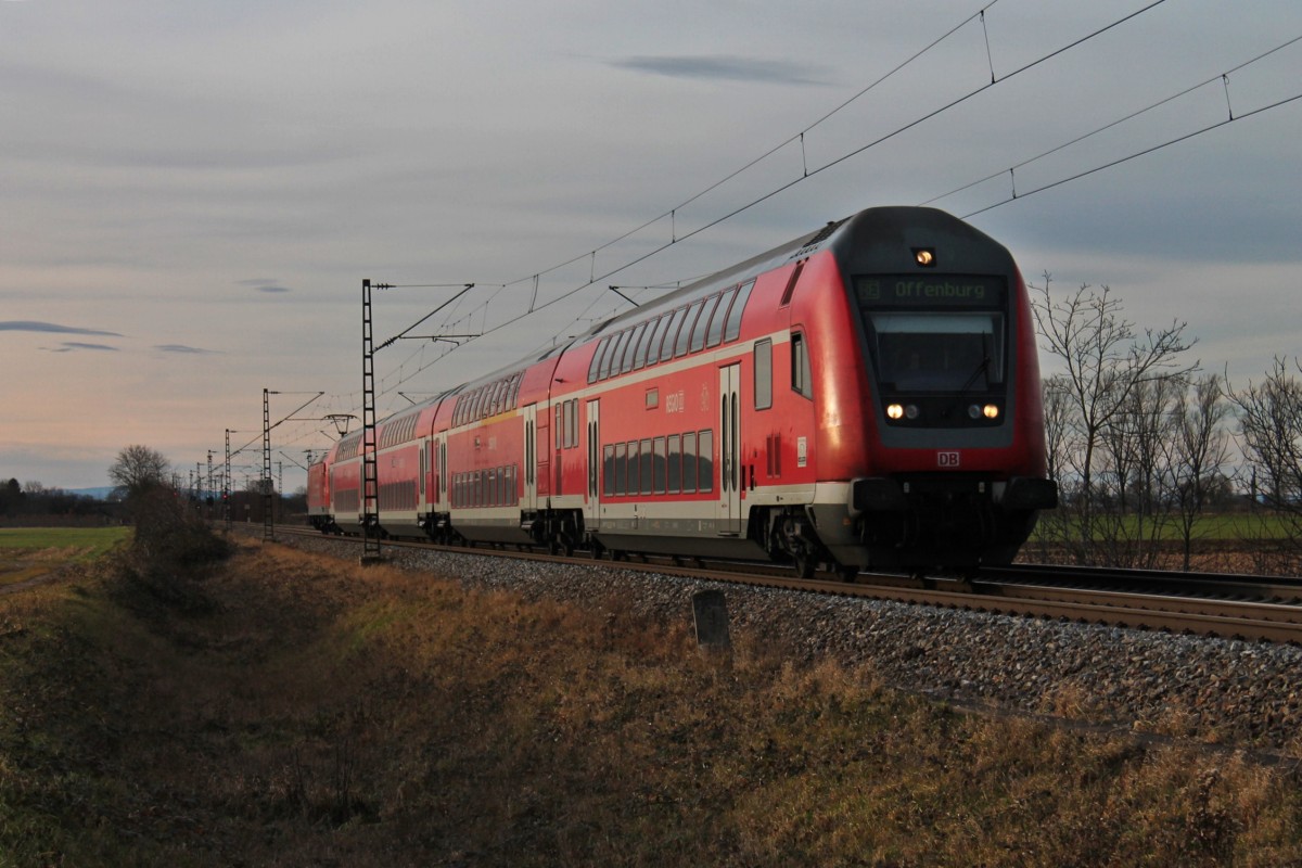 Hier der D-DB 50 80 86-35 065-1 am 24.12.2013, als er einen RE nach Offenburg anführte. Hier ist der RegionalExpress mit Schublok 146 113-6  Baden-Württemberg erfahren  westlich vom Weinort Hügelheim.