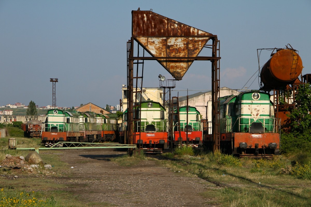 Hier das Depot der albanischen Eisenbahn in der Hafenstadt Dürres bei Tirana. Ich staunte nicht schlecht als ich beim Spaziergang die vielen T669 am 6.7.2015 dort alle in der Ferne erspechtete. 
