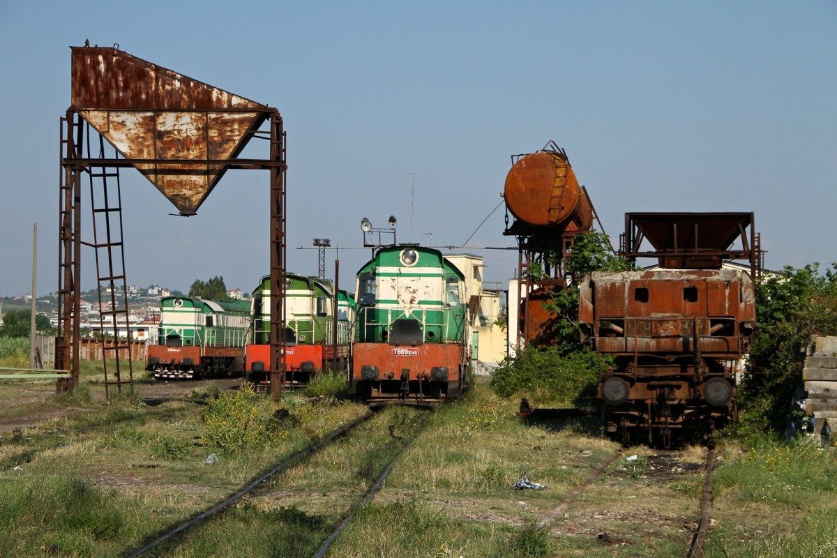Hier das Depot der albanischen Eisenbahn in der Hafenstadt Dürres bei Tirana. Ich staunte nicht schlecht als ich beim Spaziergang die vielen T669 am 6.7.2015 dort alle in der Ferne erspechtete.

