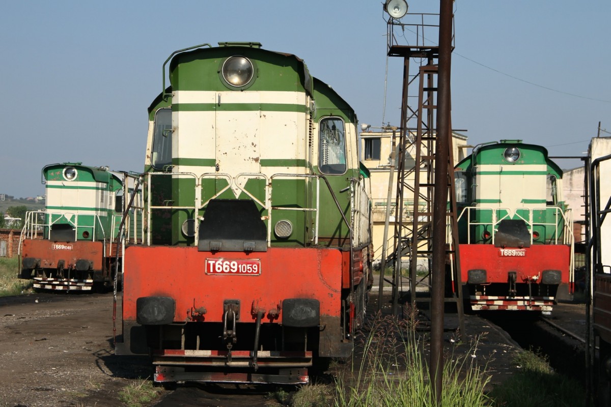 Hier das Depot in der albanischen Eisenbahn in der Hafenstadt Dürres bei Tirana.
T669-1048 (r) T669-1059 (m) T669-1061 (l) abgestellt am 6.7.15.
