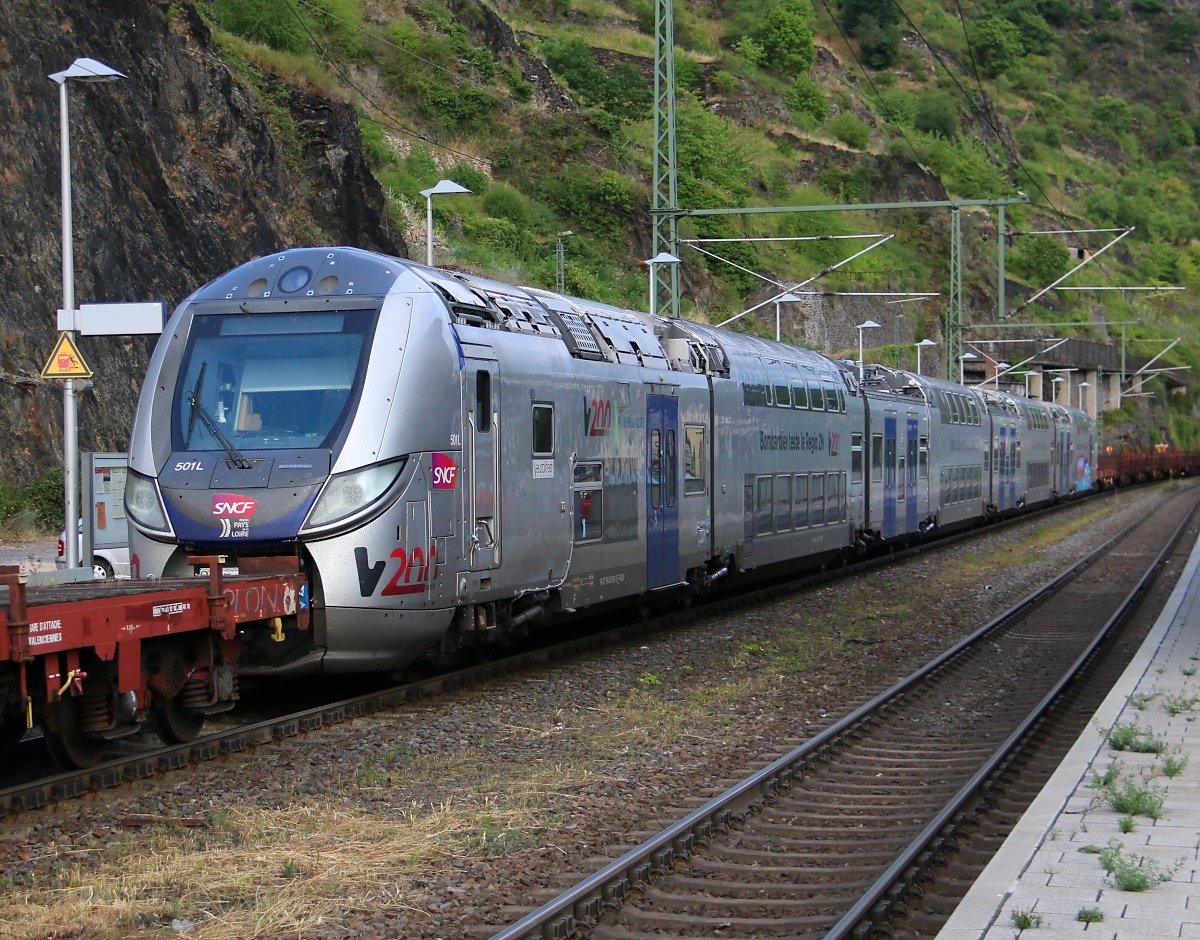 Hier im Detail der französische Triebzug 501L, der am 15.07.2015 von 437023 in Richtung Koblenz überführt wurde. Aufgenommen in St. Goarshausen.