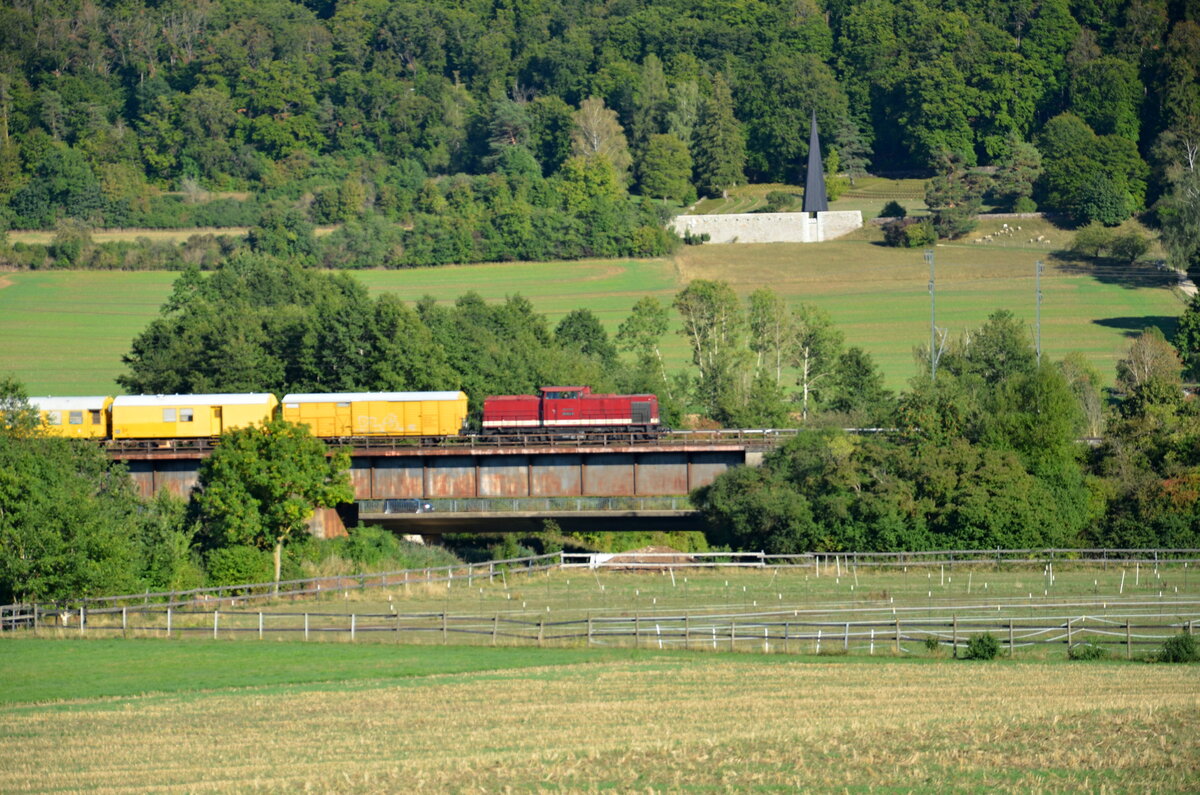 Hier eine Detailaufnahme der 203-843-8 die auf der Altmühlbrücke steht. Der Zug wartete mehrere Minuten vor dem Einfahrtssignal von Treuchtlingen. Aufgenommen am 02.09.2022
