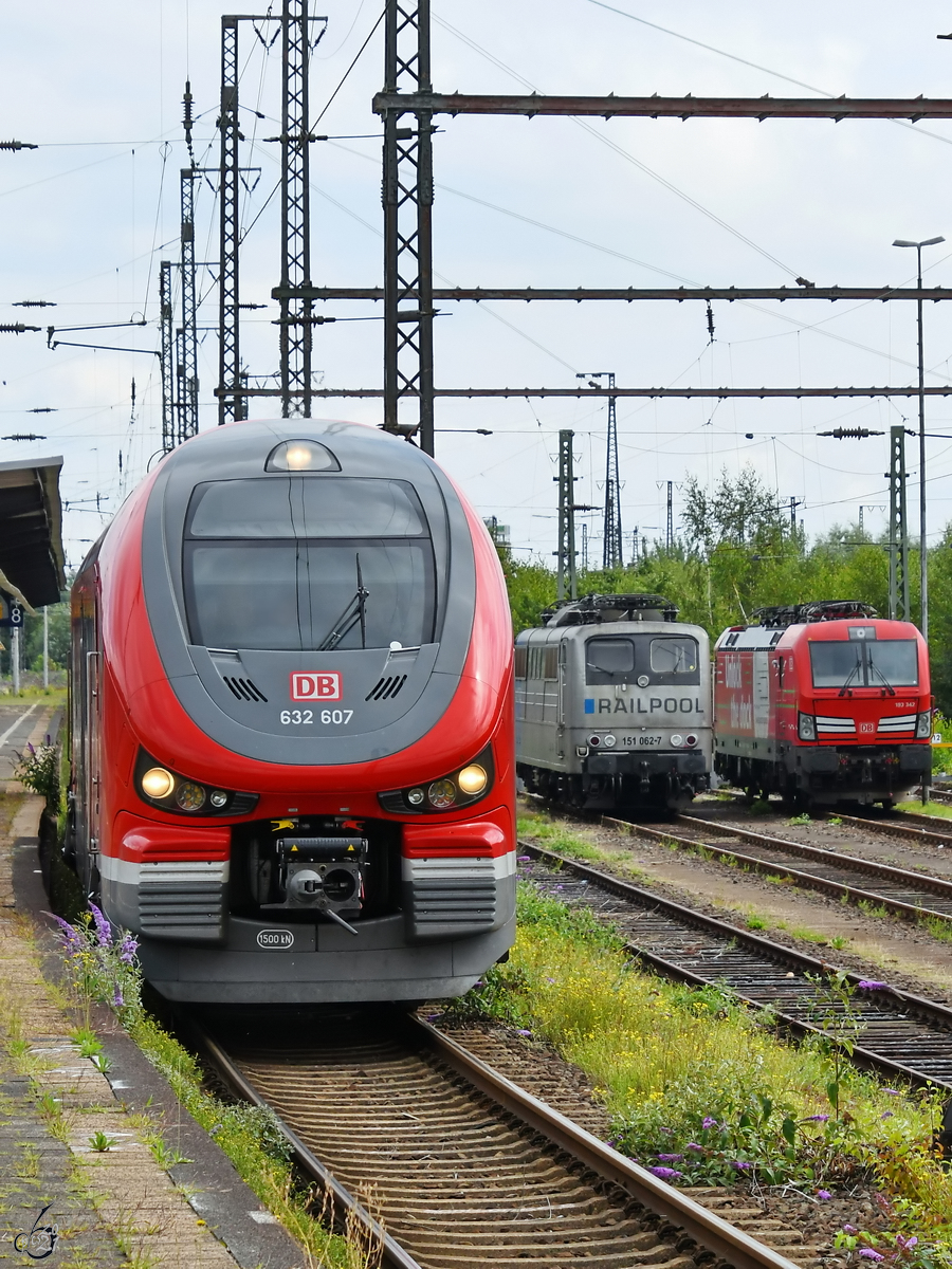 Hier ist der Dieseltriebzug 632 607 bei der Abfahrt vom Hauptbahnhof Wanne-Eickel zu sehen. (August 2021)