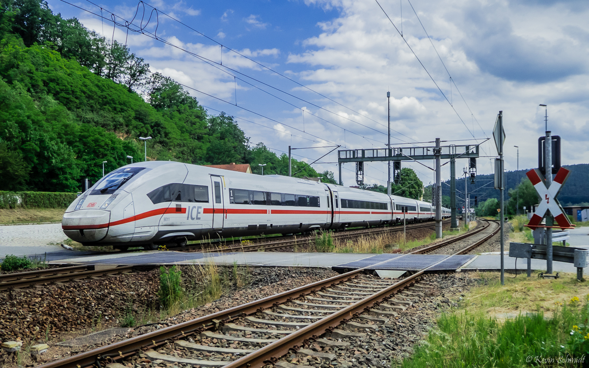 Hier durchfährt ein ICE 4 als ICE 507 Hamburg - München den Bahnhof Orlamünde Richtung Saalfeld. Wegen einer gut eintägigen Sperrung des Bahnhofs Erfurt verkehrten an jenem Tag alle direkten ICE-Linien Berlin - München noch einmal über die Altstrecke durch Saaletal und Frankenwald. (22.06.2019)