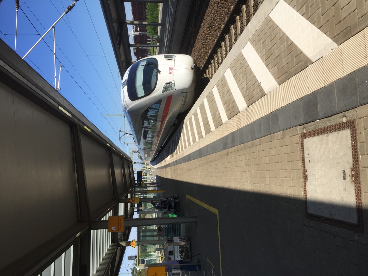 Hier durchfhrt ein ICE-T auf seinem Weg nach Berlin am 10.09.15 den Bahnhof Wittenberge. Da dieser in einer leichten Kurve liegt kann man auf dem Bild auch die Komfortneigung erkennen.