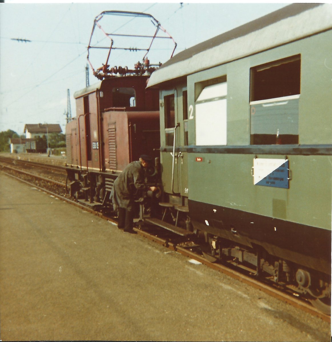 Hier ist die E69 05 im Bahnhof Oberammergau zu sehen. Das Aufnahmedatum ist leider unbekannt. Das Foto stammt vom meinem Vater Franz Bauch.