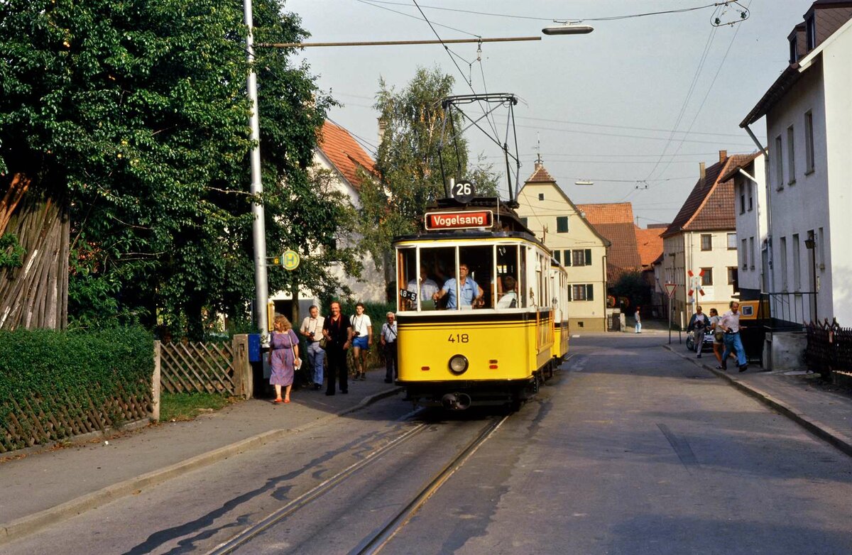 Hier in Echterdingen begann einst die Straßenbahn. Sie zeigte, dass Echterdingen früher noch ein Dorf war, das einen Drang nach Stuttgart spürte. TW 418 und BW 1241 warten an der Haltestelle in der Straßenbahnschleife bei einer Sonderfahrt am 19.09.1987.