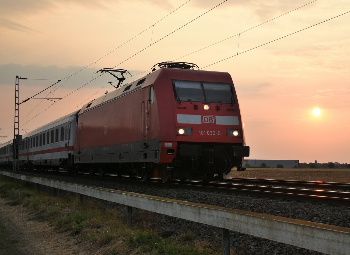 Hier ein Abendbild vom 21.8.2018, der IC 2223 hat in Rheydt seinen Dienst beendet und fährt nun von der 101 033-9 gezogen ins Depot ein, abgelichtet ist der Zug bei Sonnenuntergang in Jüchen Fürther Hecke.