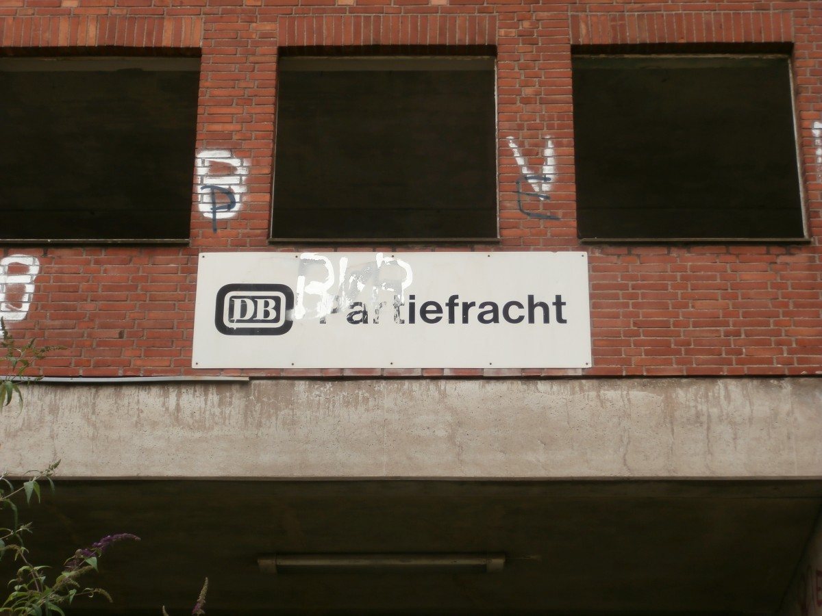 Hier ist ein altes Schild des stillgelegten Güterbahnhofes Duisburg zu sehen. Dieses Schild mit der Aufschrift DB Partiefracht vermutlich Stückfracht hängt über den alten Verladerampen und Rolltoren die einst für die LKW`s benutzt wurden.

Duisburg 06.07.2014