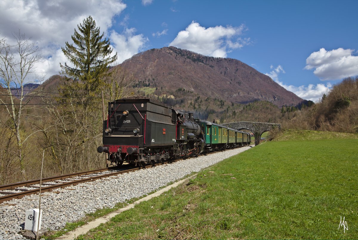 Hier ein Bild des Fotozugs auf der Fahrt mit dem Tender voran. Zu sehen ist der Zug bei der Steinbrücke zwischen Grahovo und Podmelec. (06.04.2018)
