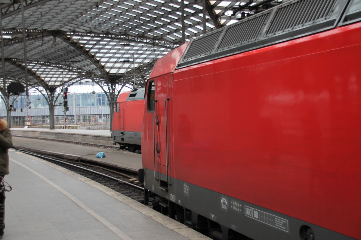 Hier ein Blick entlang von 146 024 auf 101 132 am 21.12.13 im Kölner Hbf. 