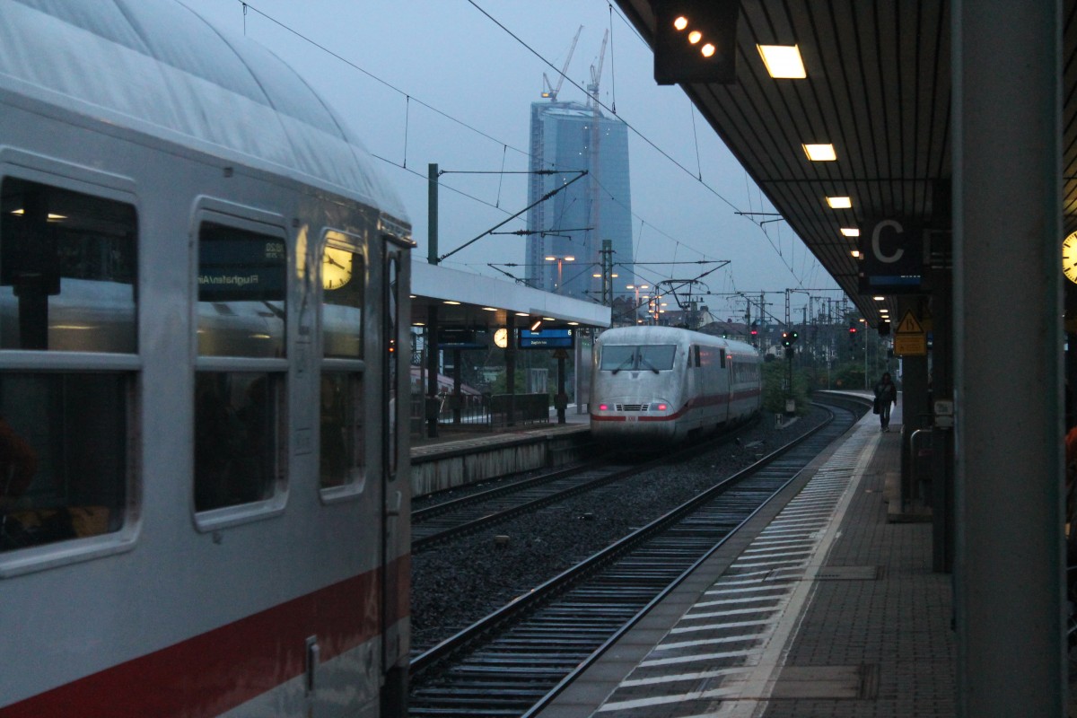 Hier ein Blick entlang eines Intercity Wagens auf das Ende eines ICE 1 Zuges. aufgenommen am 14.10.13 in Frankfurt Sf.