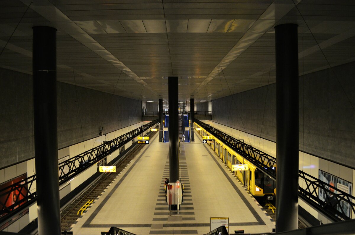 Hier ein Blick in die U-Bahn Station  Berlin Hauptbahnhof 
Ort: Berlin Hauptbahnhof, 12.06.2021