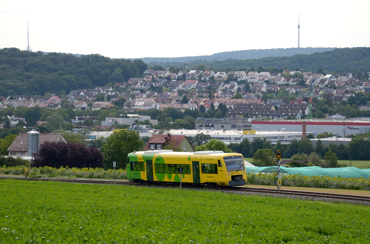 Hier ein Blick über Korntal und Weilimdorf zum Fernmeldeturm auf dem Frauenkopf (links) und dem Fernsehturm auf dem Bopser (rechts). Im Vordergrund fährt VT 365 am 10. August 2021 gen Heimerdingen.