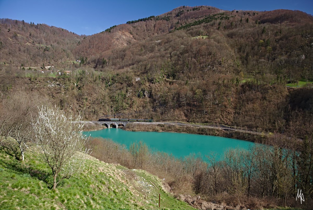 Hier ein Eisenbahn-Suchfoto. Zu sehen ist die 25.026 mit eihrem Foto-Personenzug zwischen Avce und Most na Soci. (07.04.2018)