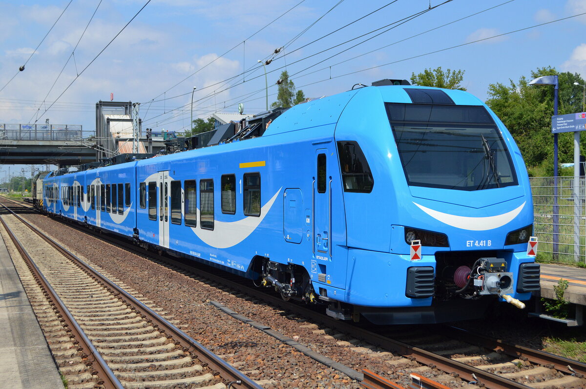 Hier ein fabrikneuer STADLER FLIRT3 4-teilig für die bayerische Go-Ahead GmbH (GABY), der  ET 4.41 A/B  (NVR:  94 80 1428 045-7 D-GABY + 94 80 1428 545-6 D-GABY ) am Haken von MHG - Magdeburger Hafen GmbH  202 746-4  am 12.07.21 Durchfahrt Bf. Berlin Hohenschönhausen