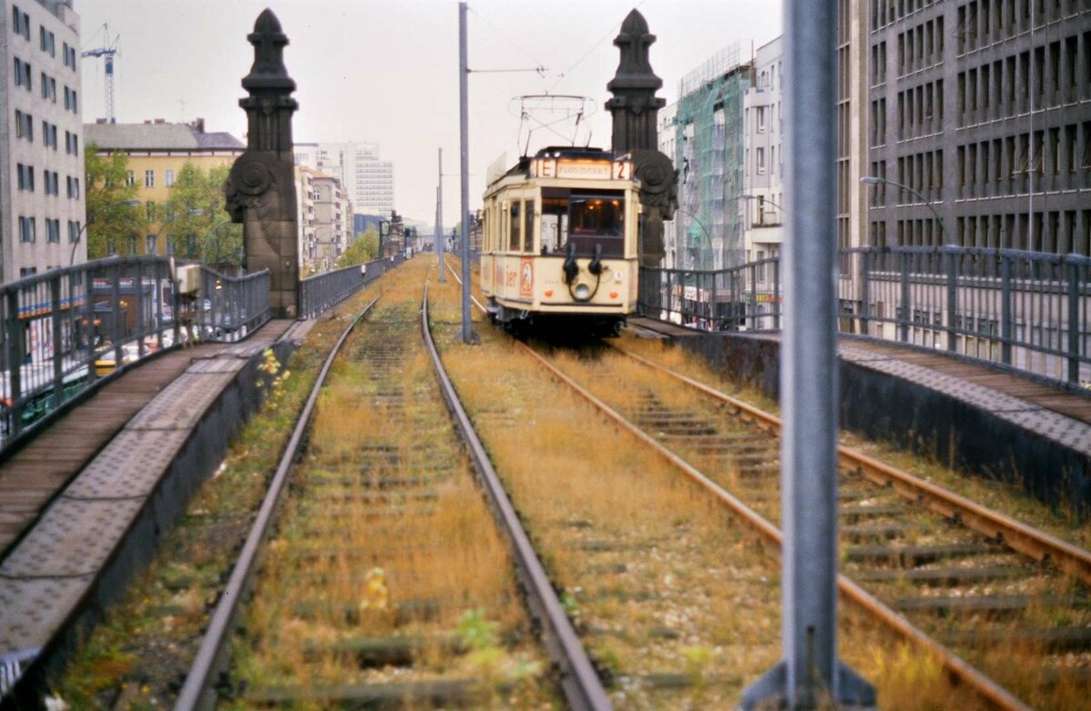 Hier ein Foto, das im Wartebereich des zweiten Hochbahnhofs der Nostalgietram zwischen Nollendorfplatz und Bülowstraße entstand. Es zeigt wieder TW 3344, den einzigen Wagen dieser Bahn.
Datum: 03.02.1988
