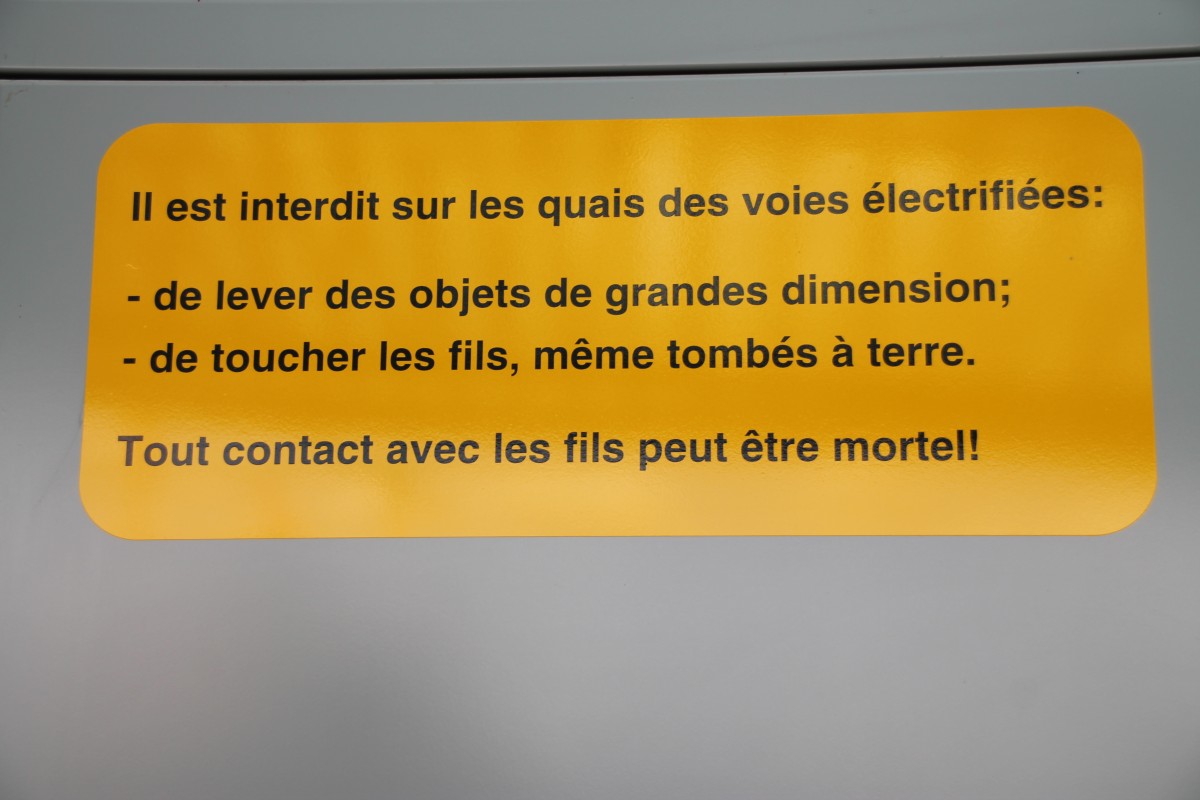 Hier ein Hinweis dazu, die Oberlitungen nicht zu berühren. Aufgenommen am 13.1.14 in Liège Guillemins.