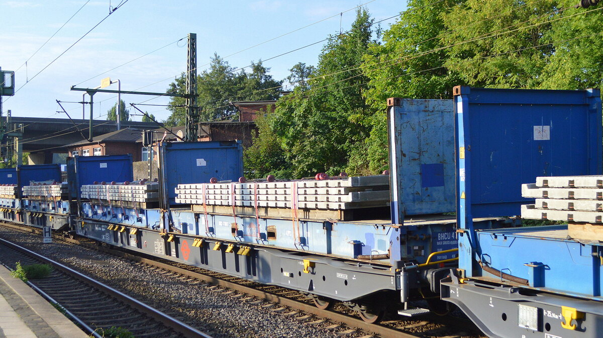 Hier ein interessanter Ganzzug der so beliebten Drehgestell-Containertragwagen vom Hersteller Tatravagónka a.s. Poprad vom Einsteller ERMEWA SA mit französischer Registrierung der Wagengattung Sggnss, interessant war auch die Beladung mit diesen offenen Transport-Containern die mit Betonfertigelementen beladen waren am 25.08.21 Bf. Hamburg-Harburg. 