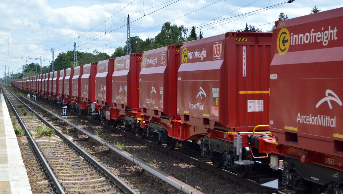 Hier ein leerer Ganzzug mit den innofreight Schüttgutcontainer von DB Cargo in Kooperation mit ArcelorMittal angemietet auf Drehgestell- Gelenkwagen der Gattung Sggmmrrs (31 TEN  80 D-DB 4658 ....) am 31.05.22 Berlin Hirschgarten Richtung Hamburg.    