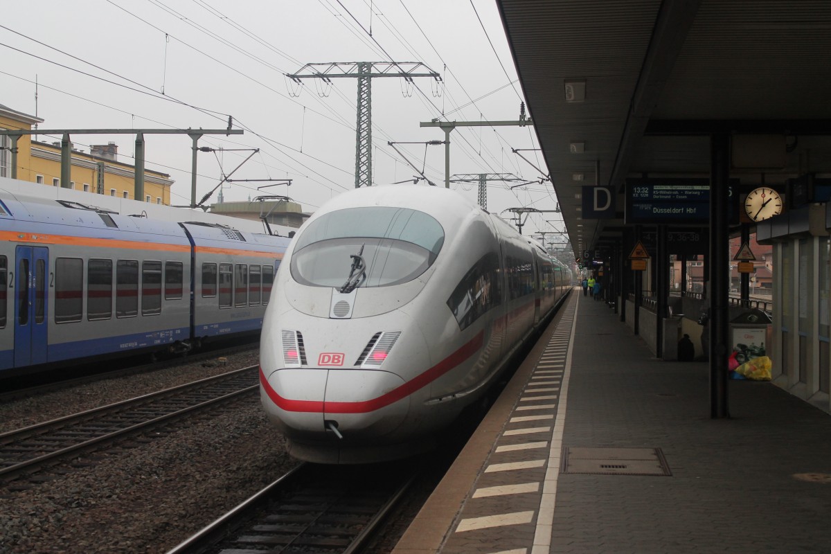 Hier ein Nachschuss auf ICE 1228 nach Wiesbaden, der hier in Fulda allerdings mit dem Ziel D�sseldorf angezeigt wird. Aufgenommen am 17.10.13