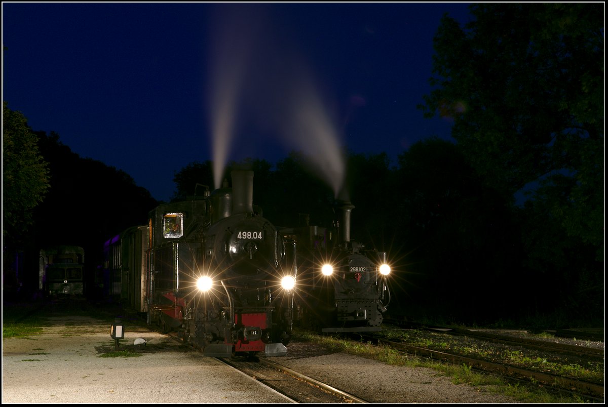 Hier ein Nachtfoto, das bei einer sehr gelungenen Fotofahrt auf der Steyrtalbahn entstanden ist. Im Bild eine Gegenüberstellung der beiden Maschinen 498.04 und 298.102 in Grünburg. (08.09.2018)