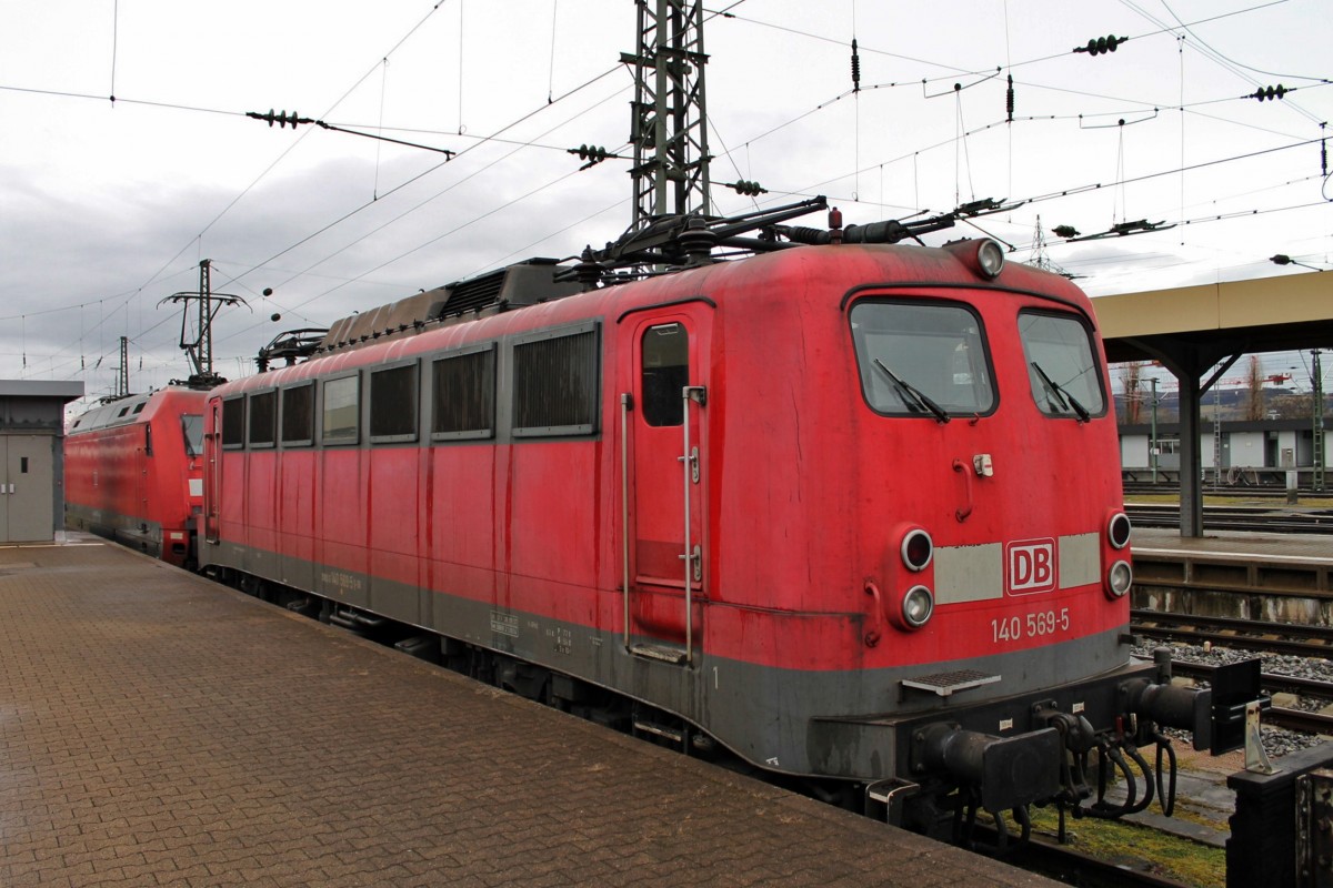 Hier ein Portrait von der DB Schenker/DB Fernverkehr 140 569-5 am 07.02.2014, als sie auf Gleis 98 zusammen mit der 101 074-3 abgestellt war. Sie brachte am Vortag den Pbz 2459 (Karlsruhe Hbf - Basel Bad Bf) und sollte bis am Abend des 07.02.2014 ihre Ruhe haben, doch sie musste am Abend des Vortages schon wieder Ausrücken, da die Zuglok des CNL 478, nämlich die 101 024-8 auf der Fahrt von Basel SBB nach Basel Bad Bf schadhaft wurde, fuhr die 140 569-5 den CNL bis Karlsruhe Hbf und kam danach wieder als Lz nach Basel zurück. Hier aber noch der Link zum Bild der 140 569-5 mit dem CNL 478:

http://www.fotocommunity.de/pc/pc/channel/1/extra/new/display/33096736