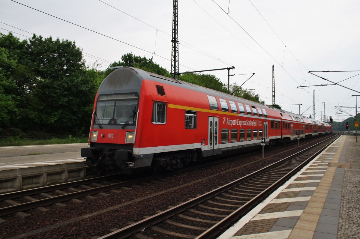 Hier ein RE1 (RE18003)  Baumblüten-Express  von Werder(Havel) nach Berlin Zoologischer Garten, bei der Einfahrt am 1.5.2014 in Potsdam Park Sanssouci. Schublok war 143 210-3. 