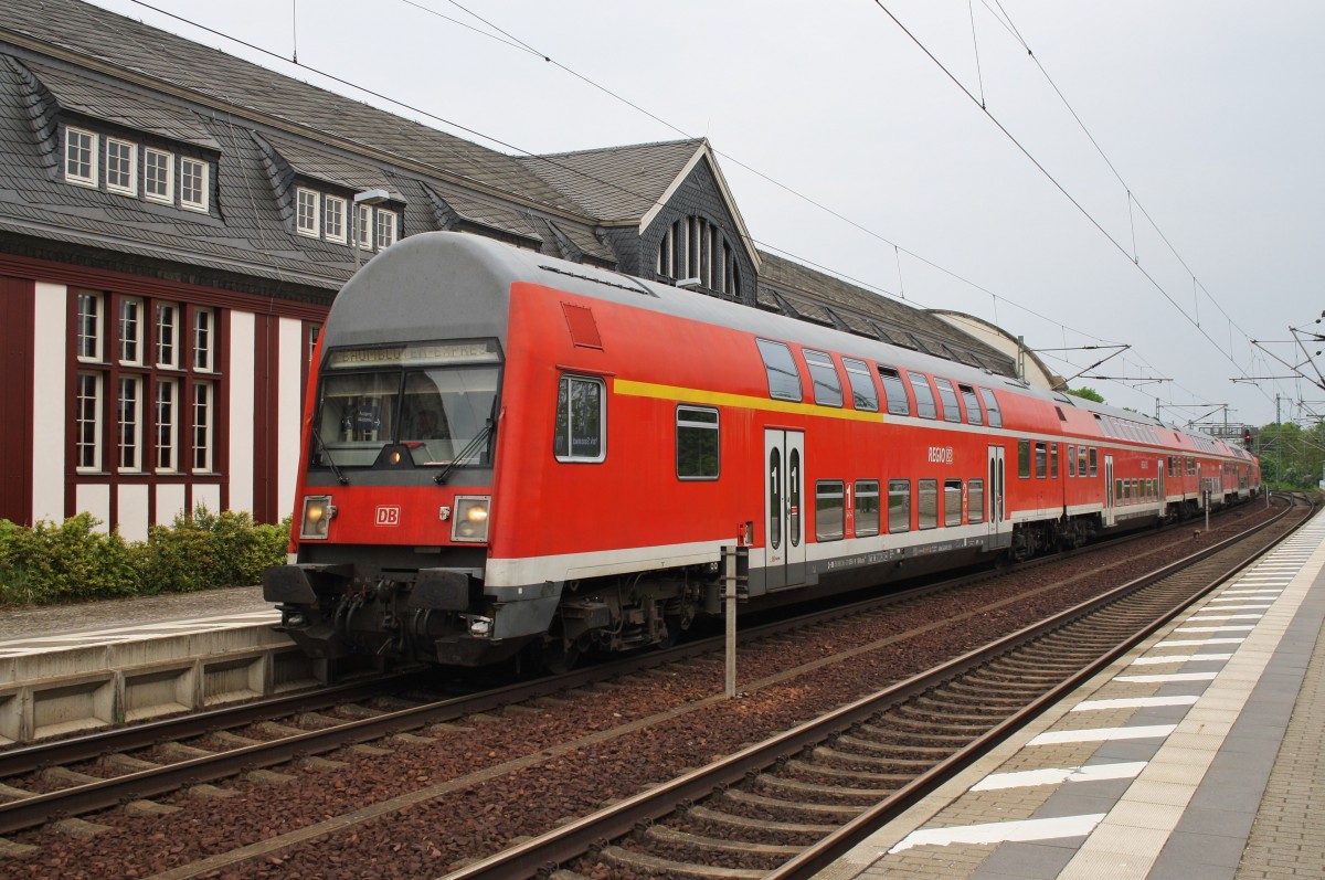 Hier ein RE1 (RE18004)  Baumblüten-Express  von Berlin Zoologischer Garten nach Werder(Havel), dieser Zug stand am 1.5.2014 in Potsdam Park Sanssouci. Schublok war 143 812-6.