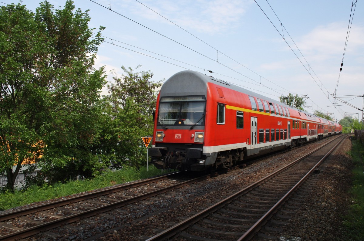 Hier ein RE1 (RE18006)  Baumblüten-Express  von Berlin Zoologischer Garten nach Werder(Havel), bei der Einfahrt am 1.5.2014 in Potsdam Charlottenhof. Schublok war 143 812-6. 