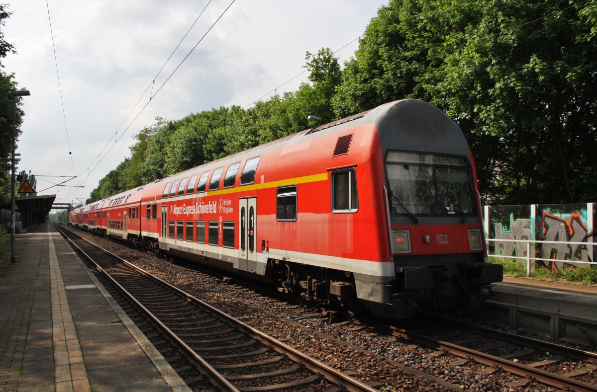 Hier ein RE1 (RE18008)  Baumblüten-Express  von Berlin Zoologischer Garten nach Werder(Havel), bei der Einfahrt am 1.5.2014 in Potsdam Charlottenhof. Zuglok war 143 210-3.