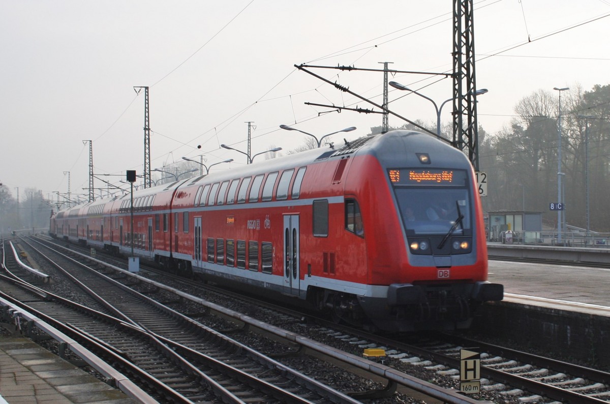 Hier ein RE1 (RE18108) von Frankfurt(Oder) nach Magdeburg Hbf., bei der Einfahrt am 29.3.2014 in Berlin Wannsee. Schublok war 182 012.